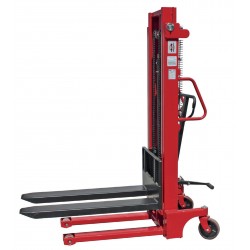 Apilador manual. Capacidad de 1.000 kg, Altura máxima de 3.000 mm.